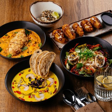 Masa çeşitli pan-Asya yemekleri ile servis edilir. Çorba. Selam.