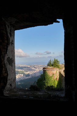 Speron Kalesi 'nin penceresinden Cenova' nın görüntüsü