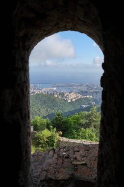 Speron Kalesi 'nin penceresinden Cenova' nın görüntüsü
