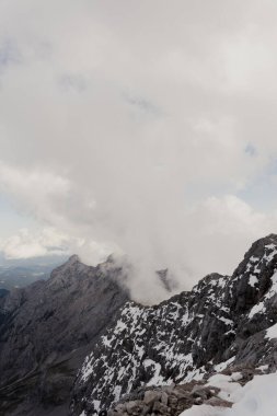 Bulutlardaki sırt çizgisi