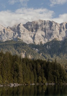 Dağlı ve ormanlı göl