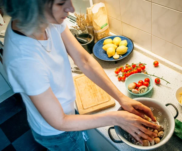 Een Vrouw Doet Groenten Een Vergiet Tijdens Het Koken — Stockfoto