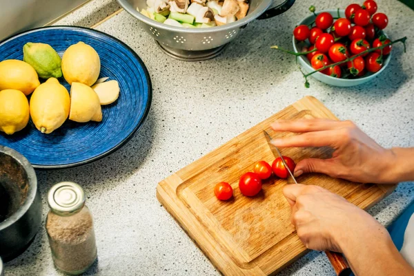 Bir Kadın Mutfakta Kiraz Domateslerini Kesiyor — Stok fotoğraf