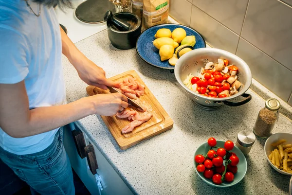 Una Mujer Corta Comida Mientras Cocina Casa Cocina —  Fotos de Stock