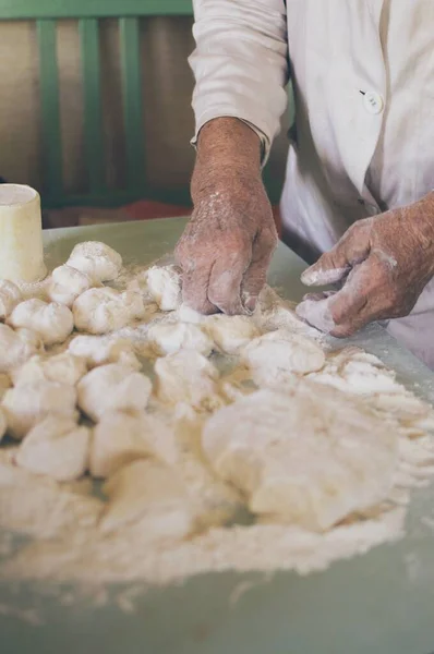 90歳の祖母は 生地からジャガイモとパイを作ります — ストック写真