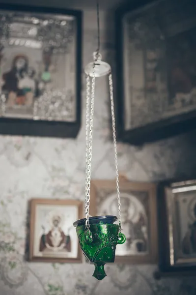 Vintage Lampe Kette Gegen Verschwommene Ikonen Dorfhaus — Stockfoto