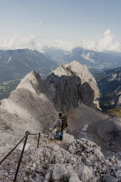 Человек Смотрит Горные Вершины — стоковое фото