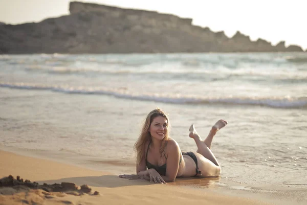 Ung Kvinna Liggande Stranden — Stockfoto