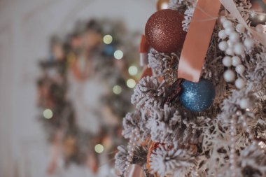 Noel ağacıyla süslenmiş şık bir oturma odası.