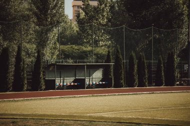 Stadyumdaki boş koçluk kürsüsünde kimse yok.