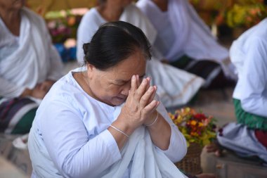 Namphake Budist Manastırı 'na dua etmek için yürüyen bir kadın.