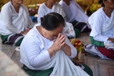 Namphake Budist Manastırı 'nda dua eden bir kadın.