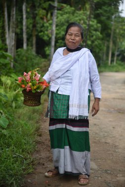 Namphake Budist Manastırı 'na dua etmek için yürüyen bir kadın.