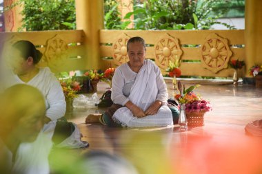 Namphake Budist Manastırı 'nda dua eden bir kadın.