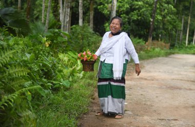 Namphake Budist Manastırı 'nda dua eden bir kadın.