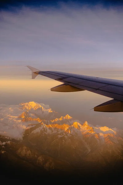 Ένα Φτερό Αεροπλάνου Πάνω Από Massif Mont Blanc — Φωτογραφία Αρχείου