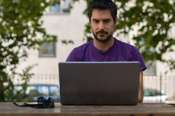 Uomo Che Utilizza Computer Portatile Nel Parco — Foto Stock