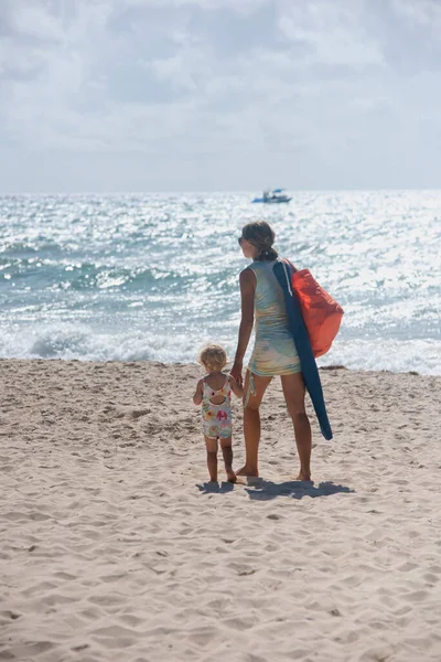 Мама Маленькою Донькою Ходять Тропічному Пляжі — стокове фото