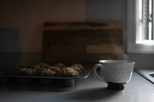 Muffins Mirtilo Com Uma Xícara Chá Quente Balcão Cozinha — Fotografia de Stock