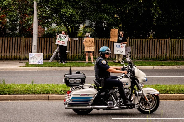 Motorradpolizist Geht Mit Schildern Demonstranten Vorbei — Stockfoto