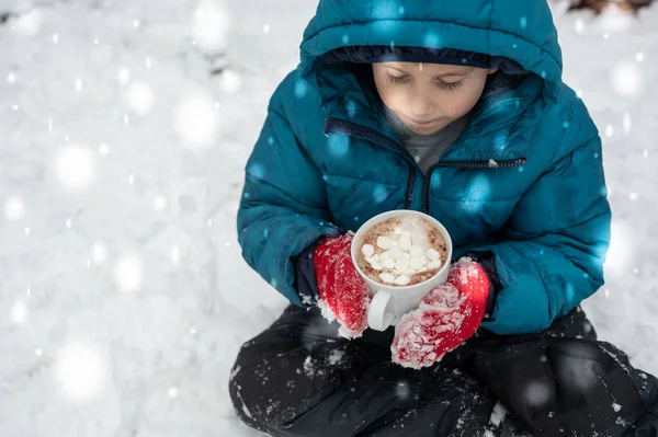 Little Boy Drinking Hot Cocoa Snow — стоковое фото