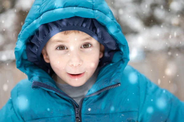 Портрет Маленького Мальчика Играющего Снегу — стоковое фото