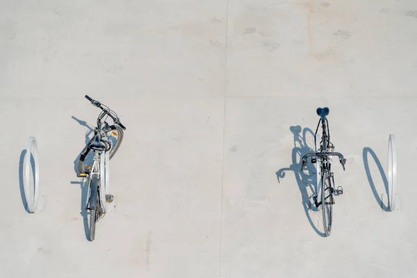 モスクワ ロシア 8月31日 2021年 捨てられた街に2台の自転車 — ストック写真
