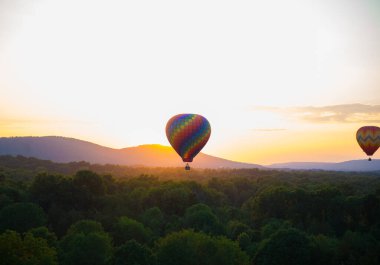 New Jersey 'de Günbatımında Renkli Sıcak Hava Balonu