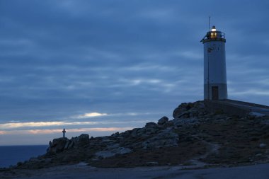 Deniz fenerinin panoramik manzarası Faro de Cabo Roncudo ölüm kıyılarında