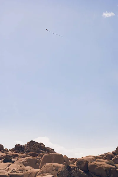 Joshua Tree Çölü Nde Kayaların Üzerinde Uçan Uçurtma — Stok fotoğraf