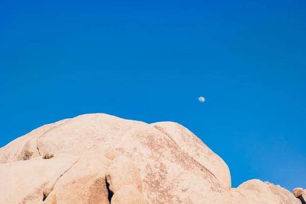 Lua Pode Ser Vista Durante Dia Acima Das Rochas Deserto — Fotografia de Stock