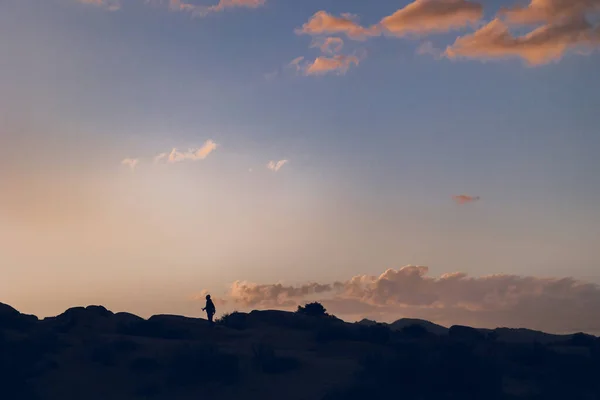 Silhouette Boy Walking Rocks Sunset — Stock Photo, Image