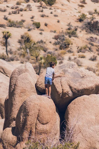 Boy Climbing Rocks Desert Sunny Day — Fotografia de Stock
