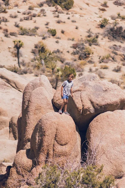 Young Boy Top Big Rocks Desert — Φωτογραφία Αρχείου