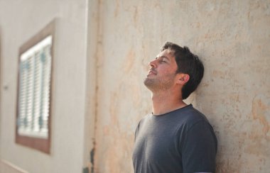 Duvara yaslanmış genç bir adamın portresi