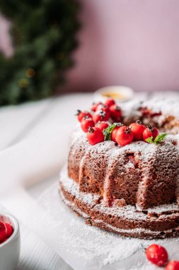 Böğürtlenli kek ve Noel süsü
