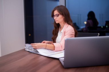 Genç memur bir yığın iş belgesini inceliyor.