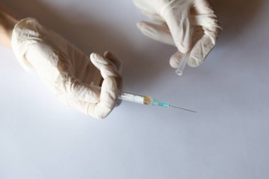 Doktor Covid19 'a karşı aşı dozları hazırlıyor.