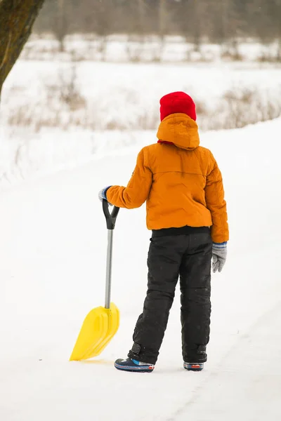 Вид Сзади Стоящего Мальчика Лопатой Руках Снежной Улице — стоковое фото