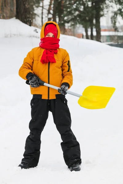 Niño Con Pala Las Manos Una Calle Nevada —  Fotos de Stock