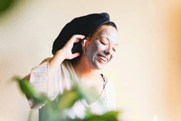 Young Woman Listening Music While Having Skin Care Spa Day — Stock Photo, Image