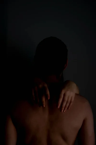 クローズアップのロマンチックな裸カップルでスタジオショットの黒の背景 — ストック写真