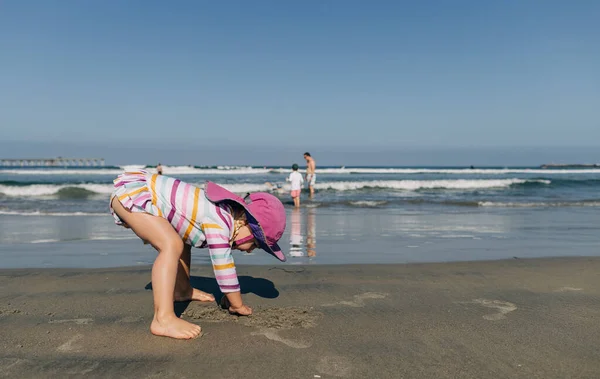 Маленька Кавказька Дівчинка Радісно Грає Вологому Піску Пляжі Сан Дієго — стокове фото