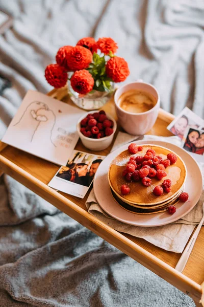 Bandeja Com Café Manhã Doce Cama — Fotografia de Stock