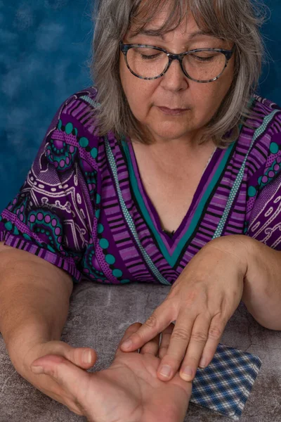 Older White Haired Woman Reading Tarot Cards — Stock Photo, Image