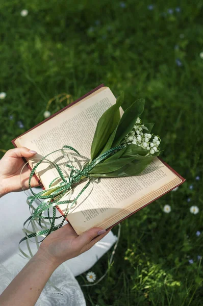 Bouquet Lilies Valley Open Book — Stock Photo, Image