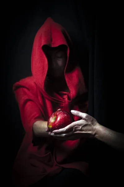 Kobieta Wręczając Pół Czerwone Jabłko Odbicie Lustra — Zdjęcie stockowe