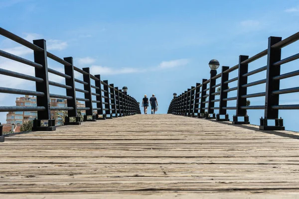 Dos Personas Caminando Sobre Puente Madera Metal — Foto de Stock