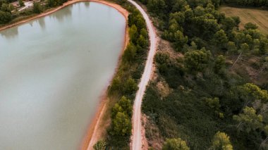 Yolun yanındaki gölün havadan görünüşü