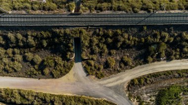 Tren raylarından geçen bir tünelin havadan görüntüsü